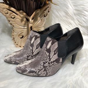 Cole Haan Maxfield Shootie II size 5